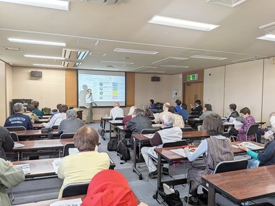 スライドを示しながら明快な語り口の金氏の講演に聞き入る参加者たち