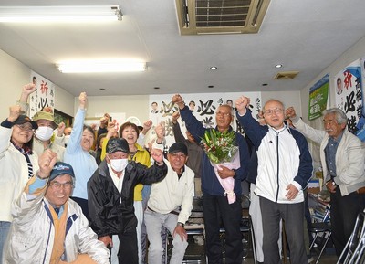 「これからが始まりだ。がんばろう！」という決意をこめて、支援者たちと喜び合う高栖氏