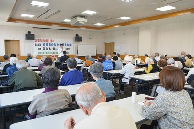 佐々木氏の講演に聞き入る会場いっぱいの参加者たち