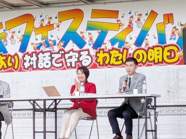 対談講演する山添氏、高良氏