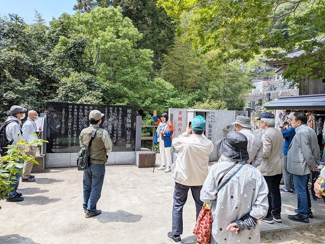 伝言館で参加者たちに説明する丹治さん
