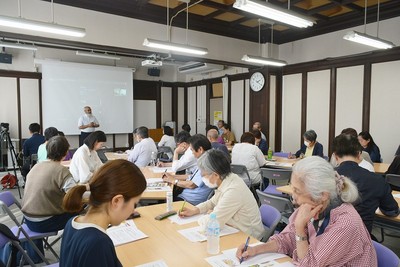 在日外国人の話を熱心に聞く参加者たち
