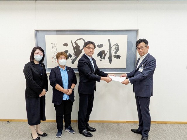 小田木副市長に緊急要請書を渡す、田中氏、土田氏、中庭氏