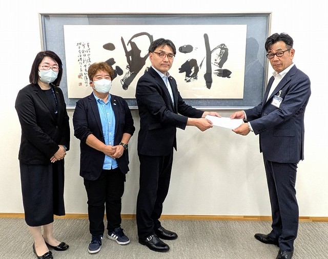小田木副市長に緊急要請書を渡す、田中氏、土田氏、中庭氏