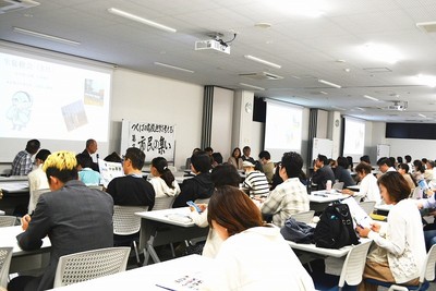 各高校の魅力紹介の説明を熱心に聞く参加者たち