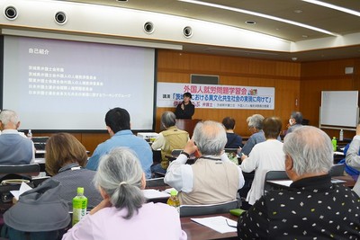 相談を受けた実例など示し講演する伊藤氏と聞き入る参加者たち