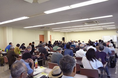 梅沢さんの話を熱心に聞く参加者