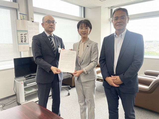 県担当者へ要請書を渡す、上野氏と江尻氏