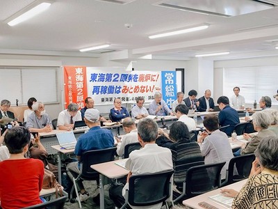 原告団と弁護団の報告を受ける集会参加者