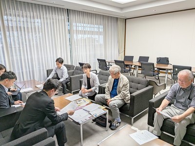 県担当者と懇談する江尻氏と加藤氏