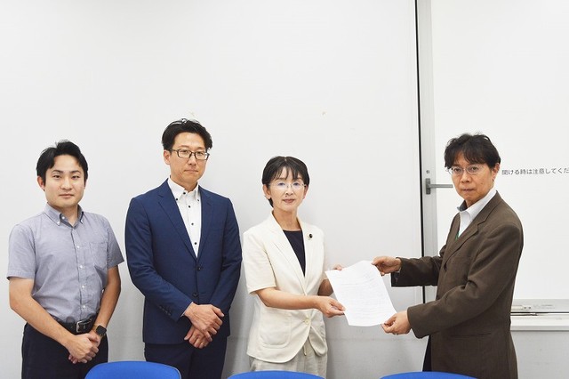 茨城労働局（右端）に要請書を渡す江尻、千葉、高橋の3氏（右2人目から）＝6日、水戸市