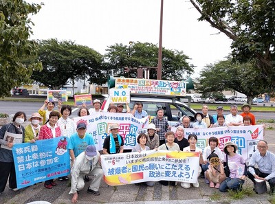 国民平和大行進の茨城県庁前集会に参加した人たち