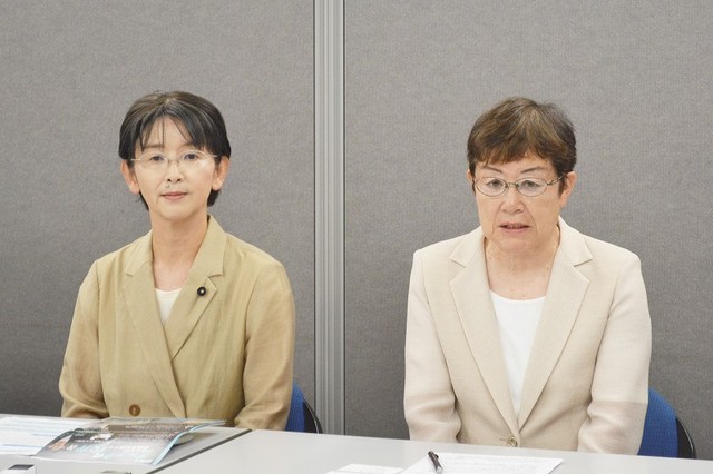 記者会見で決意を語る江尻氏、山中氏
