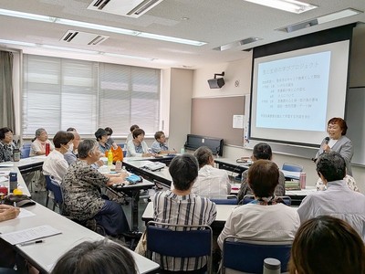 鈴木氏の講演を熱心に聞く参加者たち