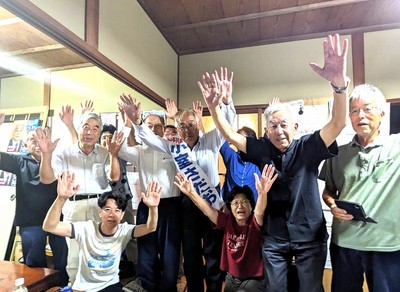 当選を喜ぶ小室氏と支援者たち