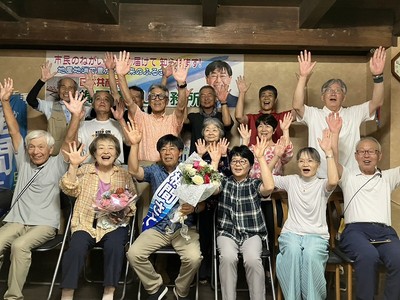 当選を喜ぶ梶間氏と支援者たち