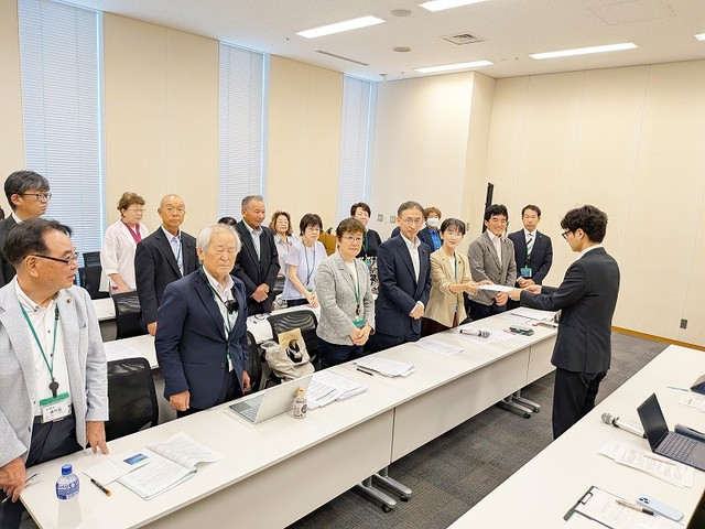 国の担当者に要望書を渡す江尻氏、塩川氏、山中氏と市町村議員団ら