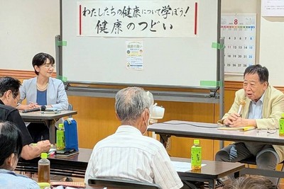 参加者から上がった意見や質問に次々と答える、秋山医師と江尻氏