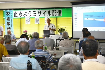 学習会で講演する小泉氏と参加者