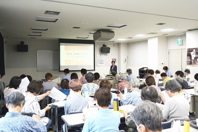 児玉さんの話に聞き入る会場いっぱいの参加者たち