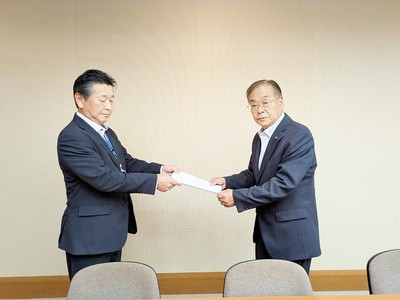 総務部長に要請書を渡す小室氏