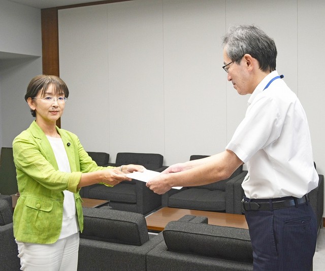 大井川和彦知事あての要望書を県原子力安全対策課に渡す江尻氏