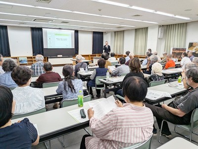 布施氏の講演を熱心に聞く参加者たち