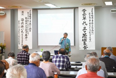 海渡氏の講演を熱心に聞く参加者たち