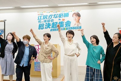 参加者とともに「県議選勝利へがんばろう」と決意を固め合う江尻氏と梅村氏
