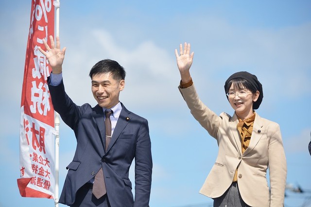 街頭からの声援に応える山添氏・江尻氏