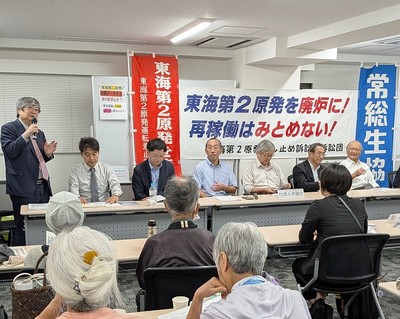 弁護団から報告を聞く参加者たち