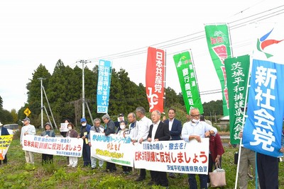 横断幕を掲げ「日米共同演習中止を求める」参加者たち